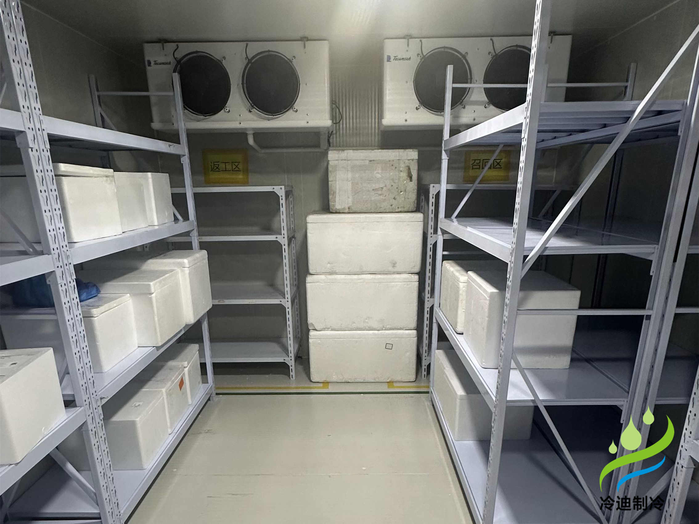 花3萬元可以建造20-30平方的果蔬保鮮冷庫，10-20平方的-18℃冷凍庫，10-30平方的食品恒溫冷庫，20立方標準醫藥冷庫。配置采用六面體設計，聚氨酯保溫板搭建庫體，內置吊頂式冷風機，搭配艾默生谷輪機組，新亞洲智能節能電控箱，手動半埋門，搭配風幕機，此類配置是比較常見，也是較為穩定的，小型冷庫可以訂制移動款，集裝箱或活動式，全國乃至國外均可發貨。